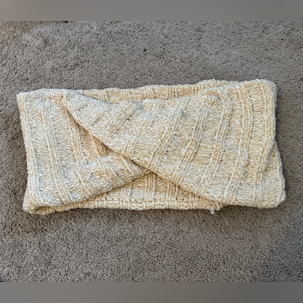 Peace And Pearls Infinity Twist Scarf Chenille Ivory Birch One Size Excellent